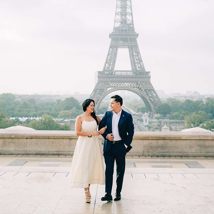Sesión de fotos en París en pareja Torre Eiffel Sesión de fotos en París en pareja Torre Eiffel