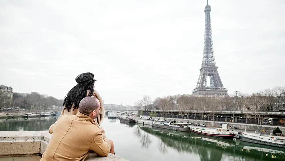 Fotos en pareja en París: el Puente Bir Hakeim - Fotógrafo en París