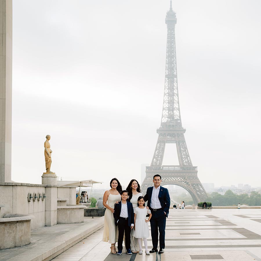 Sesión de fotos en París fotógrafo en París frente a la Torre Eiffel Sesión de fotos en París fotógrafo en París frente a la Torre Eiffel