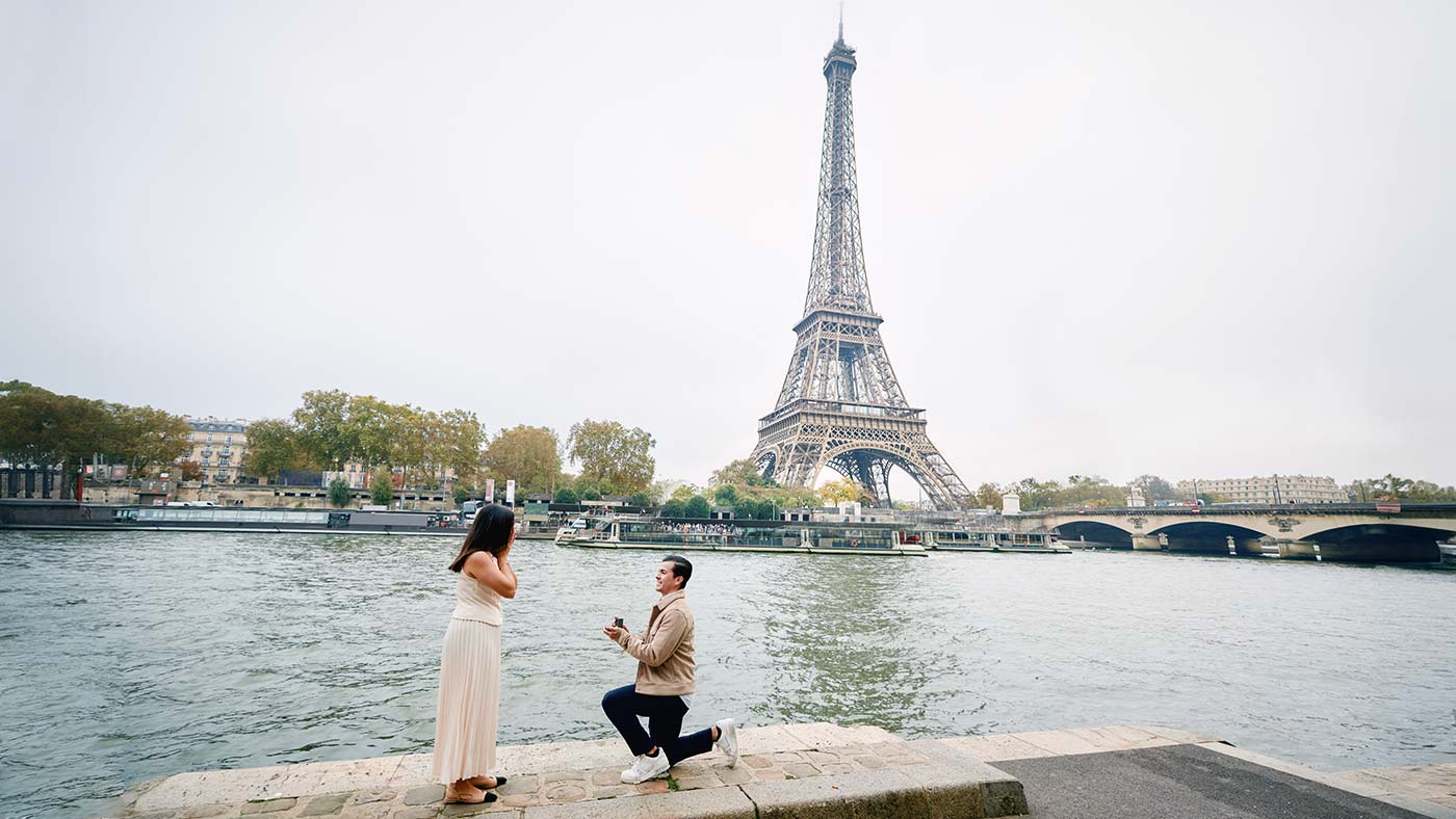 Fotos París pedida de mano frente a la Torre Eiffel