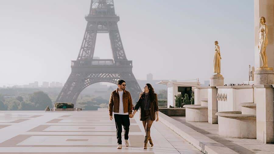 Sesión de fotos en París en frente a la Torre Eiffel vacía sin gente